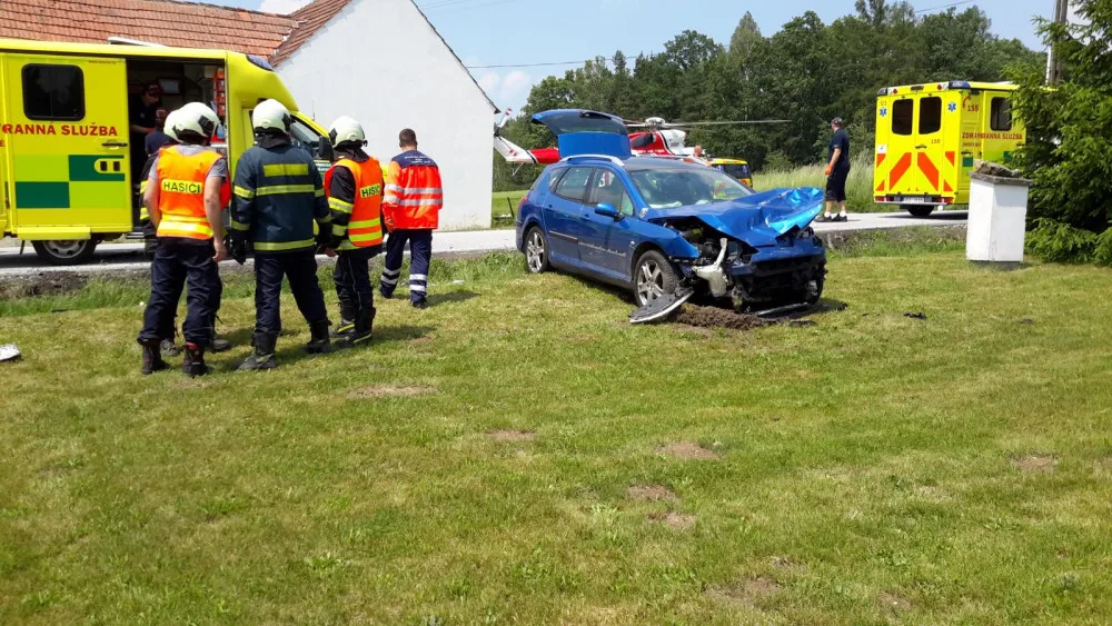 U Trhových Svinů v úterý 29. května zemřela při střetu dvou  osobních aut jedenaosmdesátiletá spolujezdkyně.