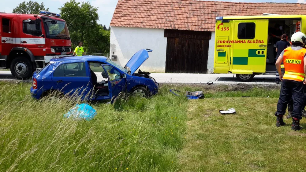 U Trhových Svinů v úterý 29. května zemřela při střetu dvou  osobních aut jedenaosmdesátiletá spolujezdkyně.