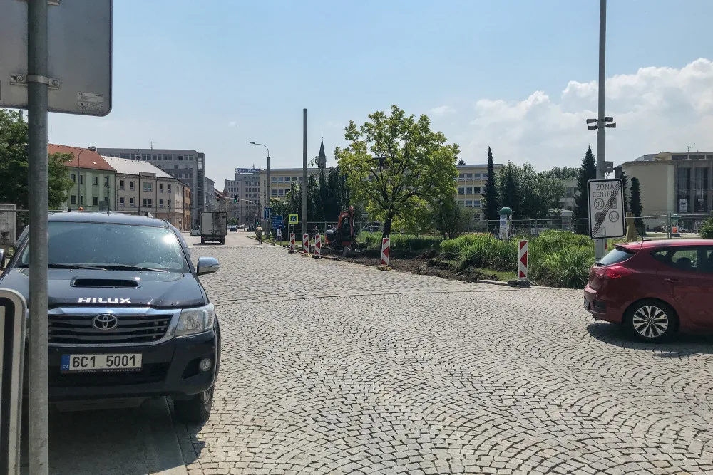 Nové midibusové zastávky vznikají na Senovážném náměstí.