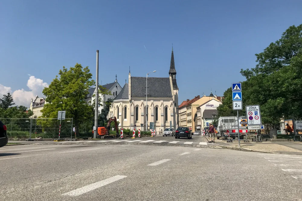 Nové midibusové zastávky vznikají na Senovážném náměstí.