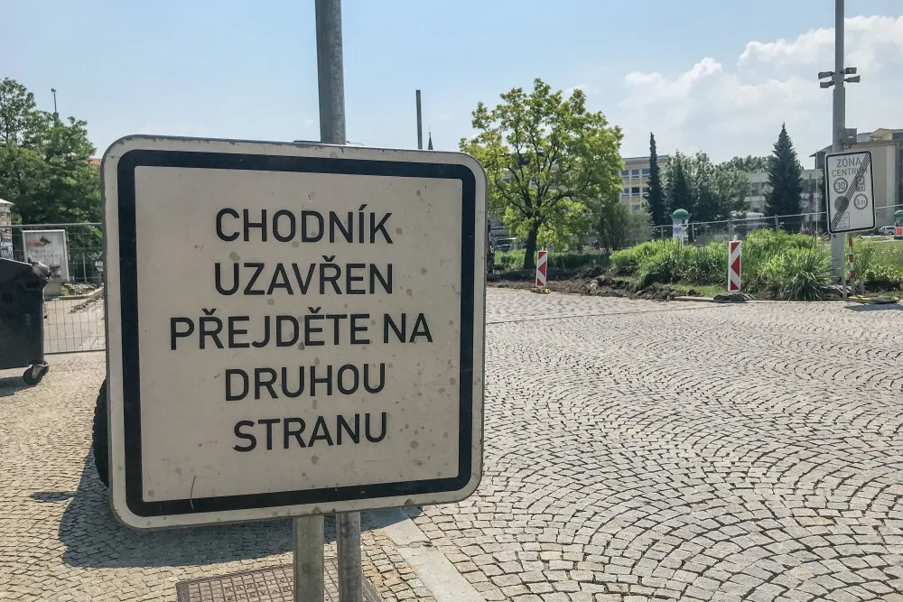Nové midibusové zastávky vznikají na Senovážném náměstí.
