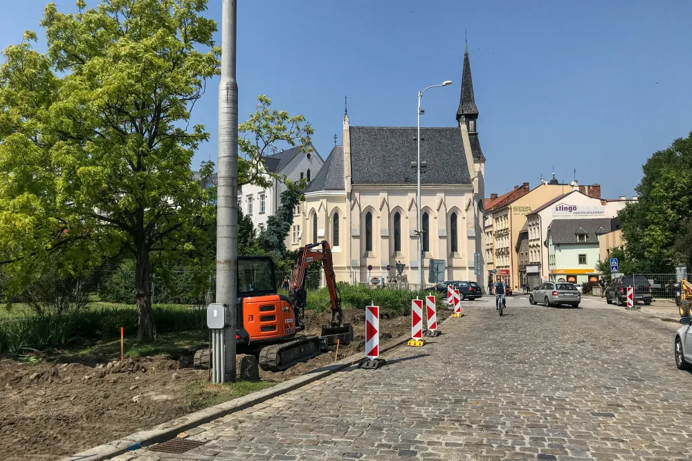 Nové midibusové zastávky vznikají na Senovážném náměstí.