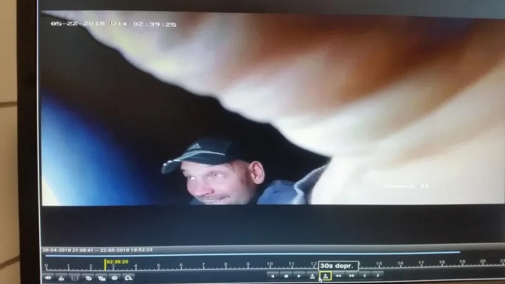 Neznámý muž ukradl v Budějcích kameru a utekl. Policie žádá o pomoc s jeho dopadením.