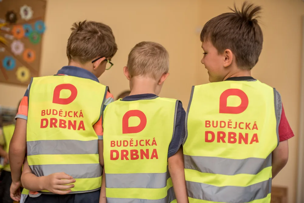 Děti z budějcké mateřské školy budou lépe vidět. Ke Dni dětí dostaly od Drbny nové reflexní vesty.