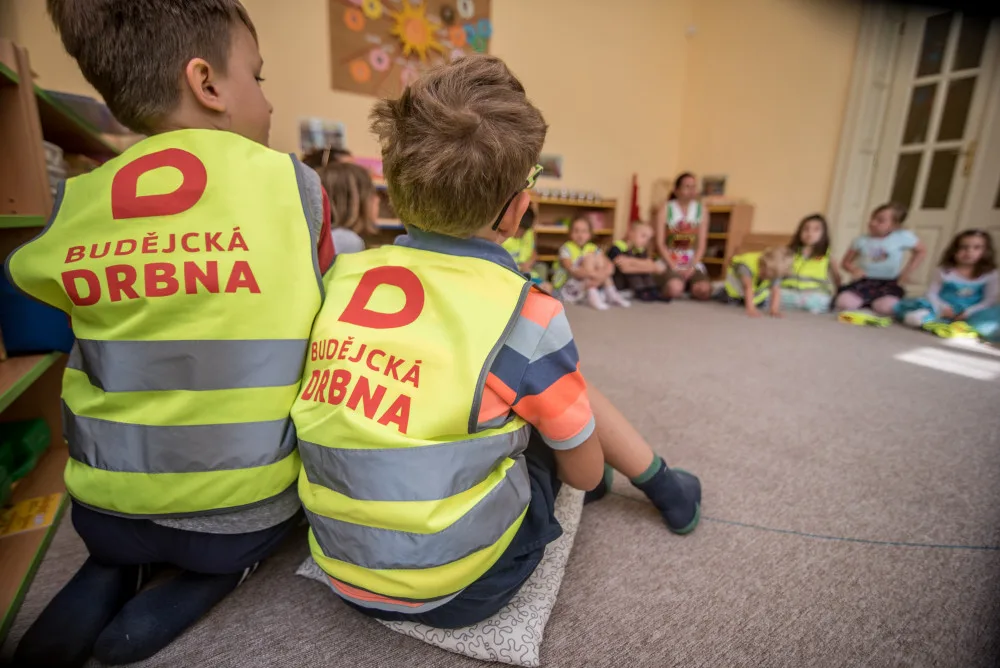 Děti z budějcké mateřské školy budou lépe vidět. Ke Dni dětí dostaly od Drbny nové reflexní vesty.