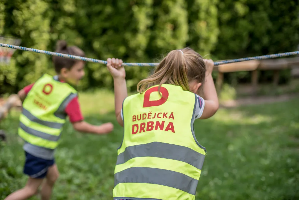 Děti z budějcké mateřské školy budou lépe vidět. Ke Dni dětí dostaly od Drbny nové reflexní vesty.