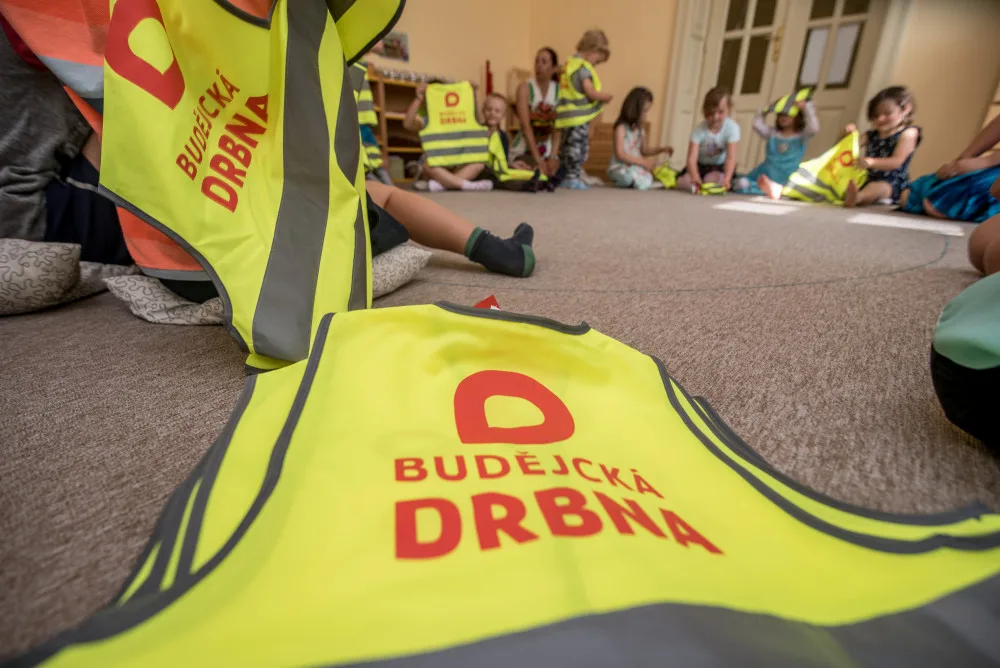 Děti z budějcké mateřské školy budou lépe vidět. Ke Dni dětí dostaly od Drbny nové reflexní vesty.