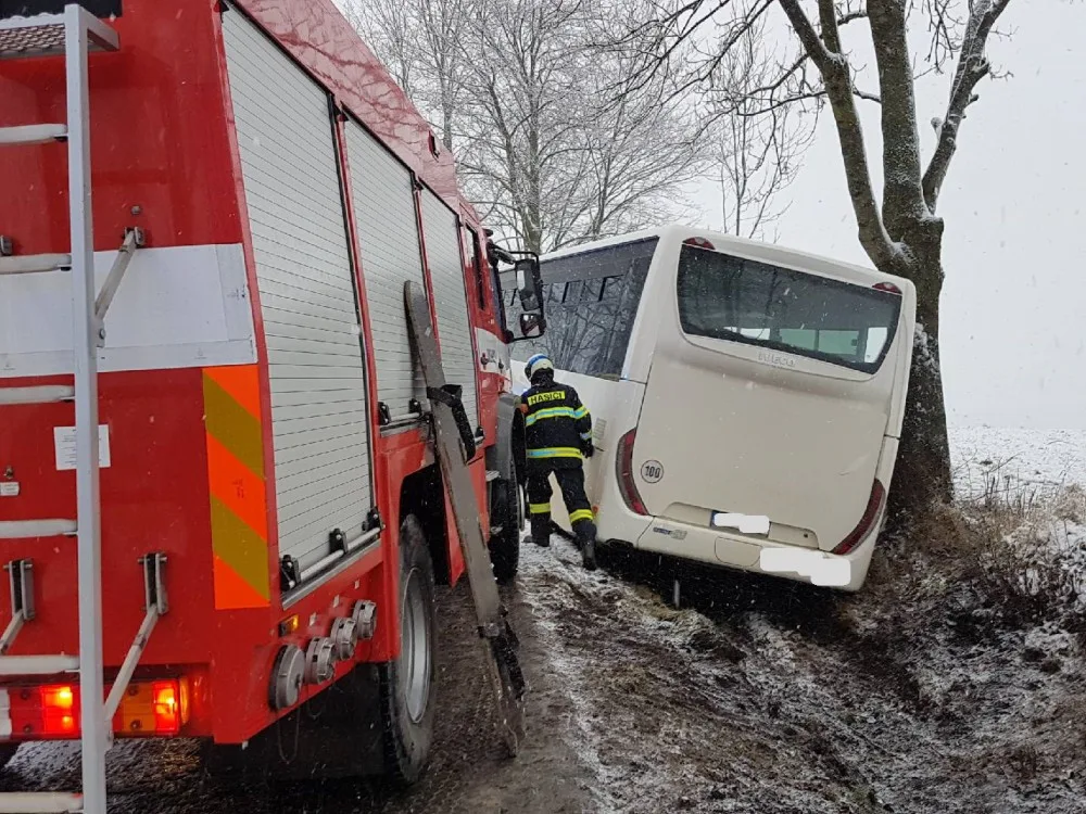 Nehoda autobusu, při které zemřel jeden člověk