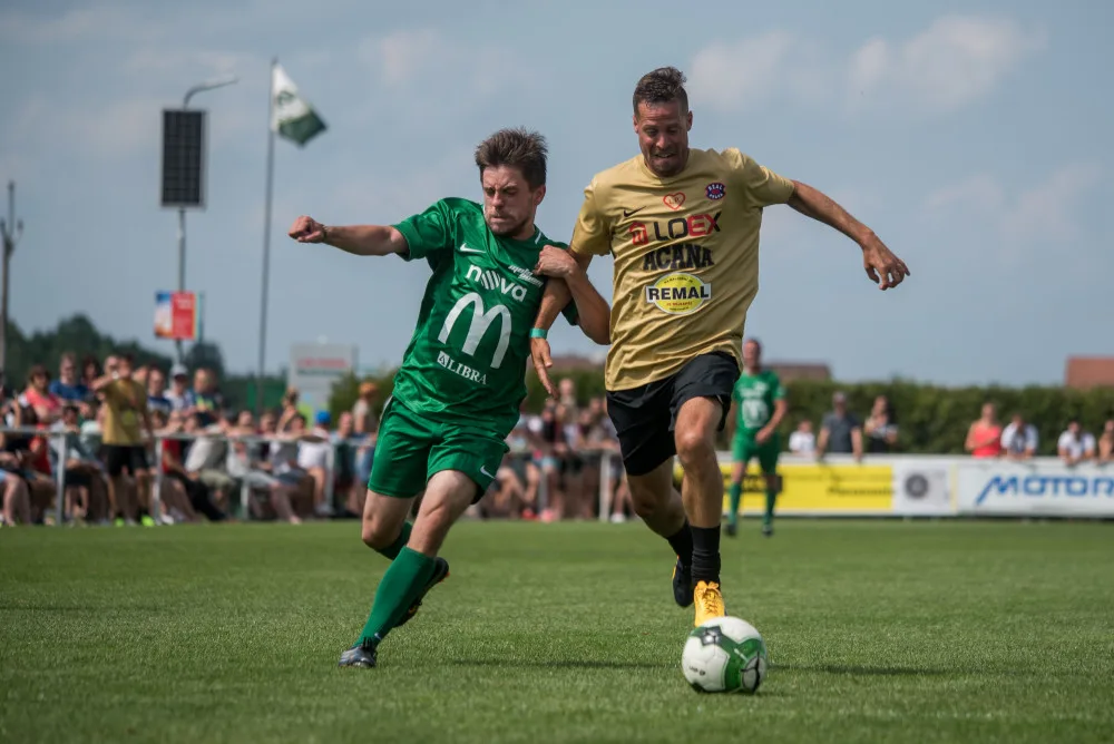 Fotbalová exhibice, neboli také Pomáháme fotbalem, nabídla návštěvníkům odpoledne plné sportu, zábavy a koncertů. V hlavním programu se ve fotbale utkaly Mádl Team a Real Top Praha.