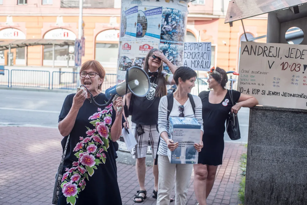Předseda vlády dorazil do Budějc. Lidé ho uvítali protibabišovskými pokřiky.