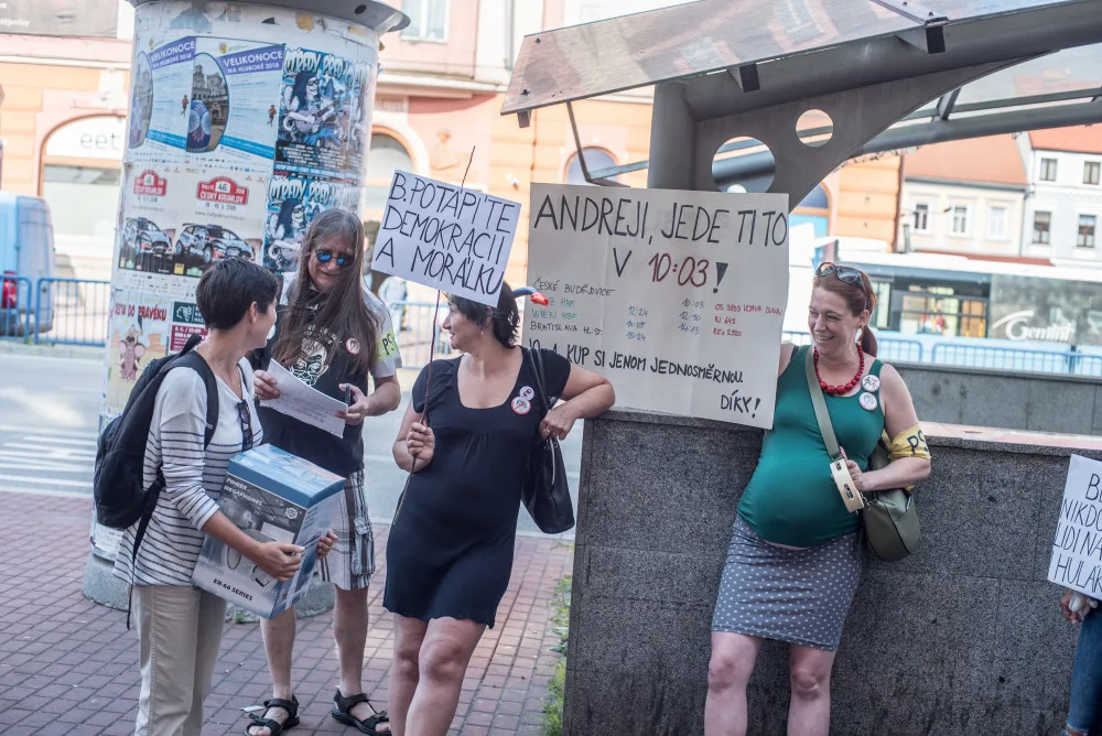 Předseda vlády dorazil do Budějc. Lidé ho uvítali protibabišovskými pokřiky.