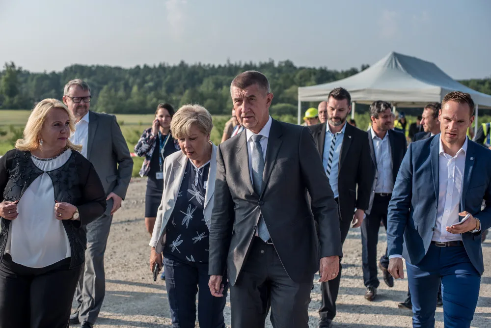 Předseda vlády dorazil do Budějc. Lidé ho uvítali protibabišovskými pokřiky.