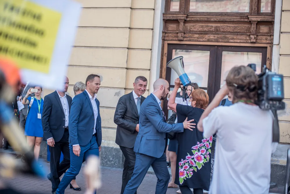 Předseda vlády dorazil do Budějc. Lidé ho uvítali protibabišovskými pokřiky.