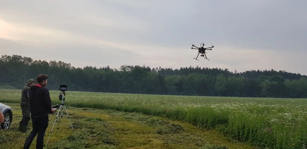 Při sečení luk každý rok zahyne mnoho srnčat. Lidé je proto zachraňují i díky dronům s termovizí.