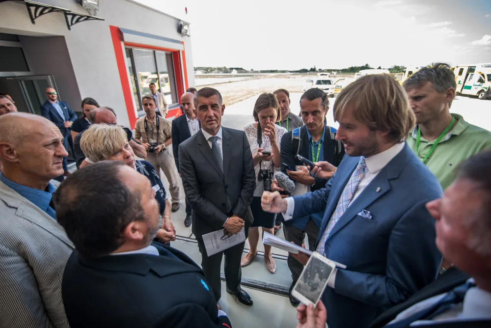 Vláda v demisi na Jihočeském letišti.