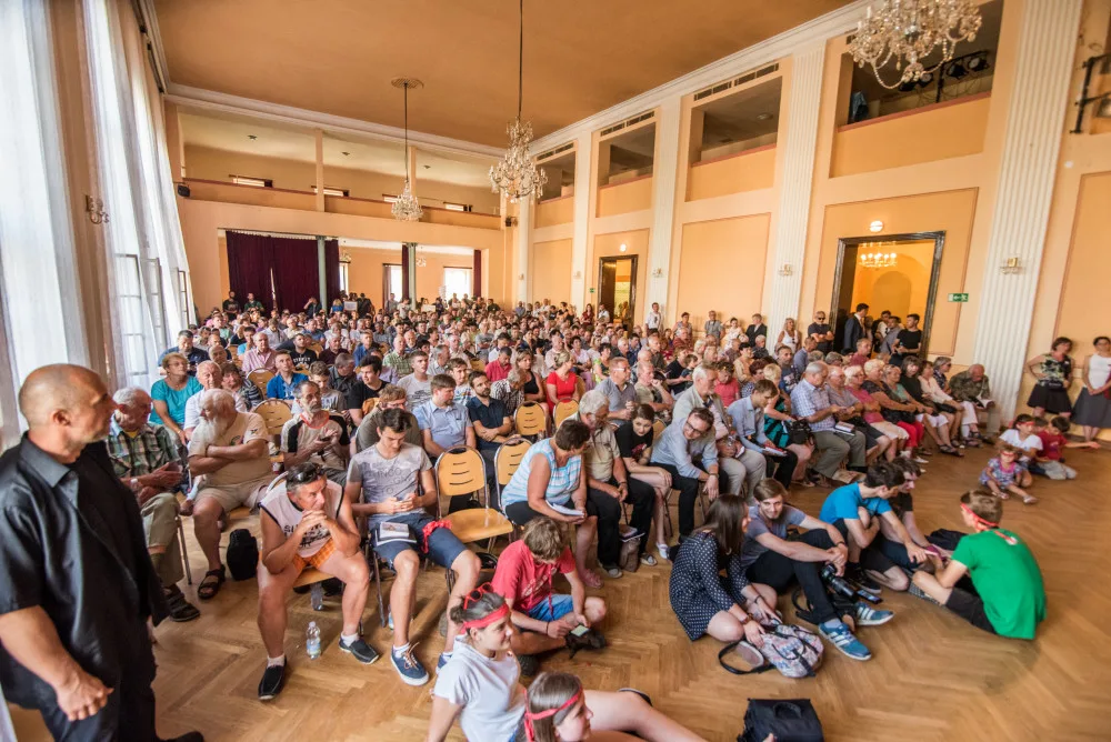 Debata vlády v demisi v budějcké Slavii.