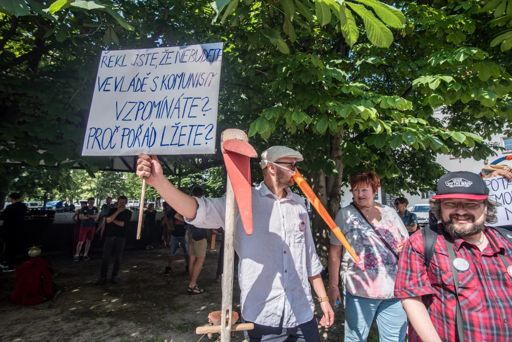Návštěvu vlády v demisi provázely demonstrace.