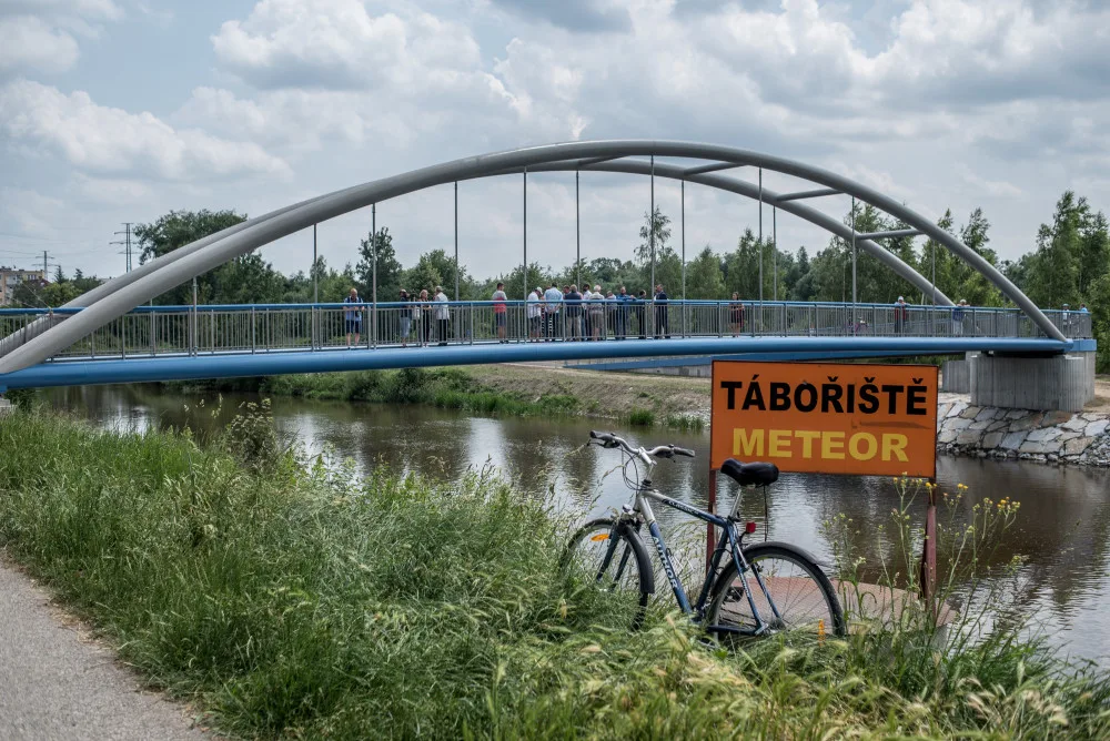 Nová lávka u Meteoru je otevřena. Pokračování cyklostezky ale brání výkup pozemků