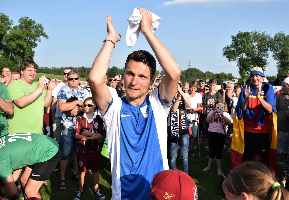 Góly bude dávat už jen v modrobílém trikotu FK Olešník, který vyfasoval od předsedy klubu Slavomíra Vařáka.