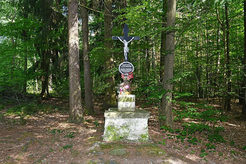 Památný kříž v lese nad Včelnou u Českých Budějovic.