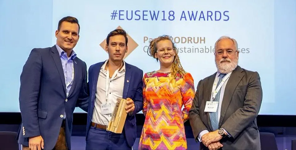 Každý rok uděluje Evropská komise své nejvyšší ocenění, EU Sustainable Energy Awards. Ale poprvé v historii tato významná cena putuje do České republiky. A to díky Jihočechovi Pavlovi Podruhovi (druhý zleva).