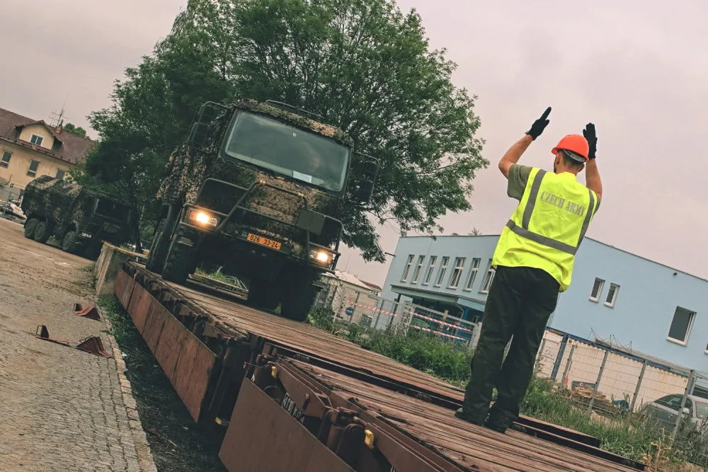 Navádění a najíždění techniky na železniční vozy na strakonickém nádraží.