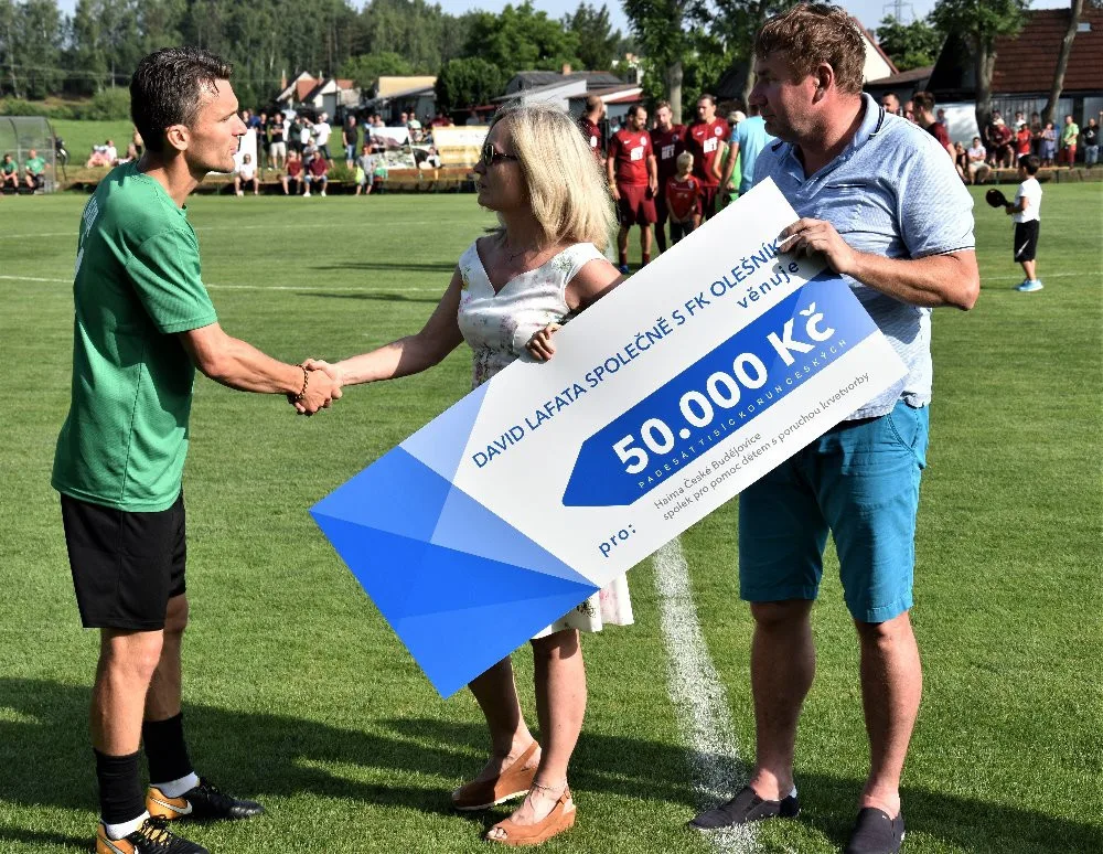 David Lafata společně s domácím klubem vybrali pro nadaci Haima Č. Budějovice padesát tisíc korun.