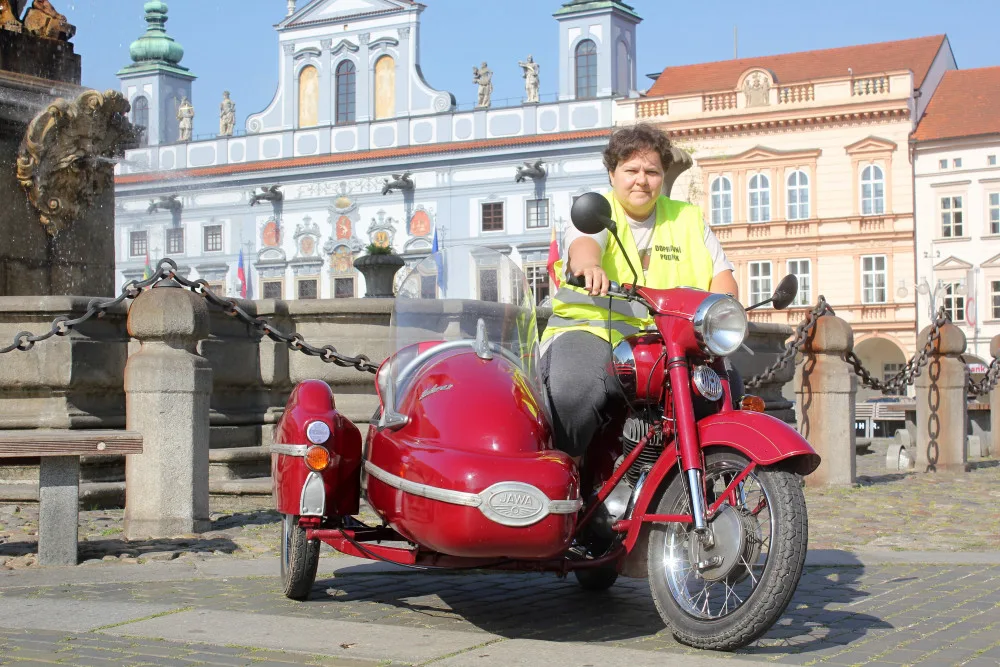 Lucie Berková na své Jawě 250.