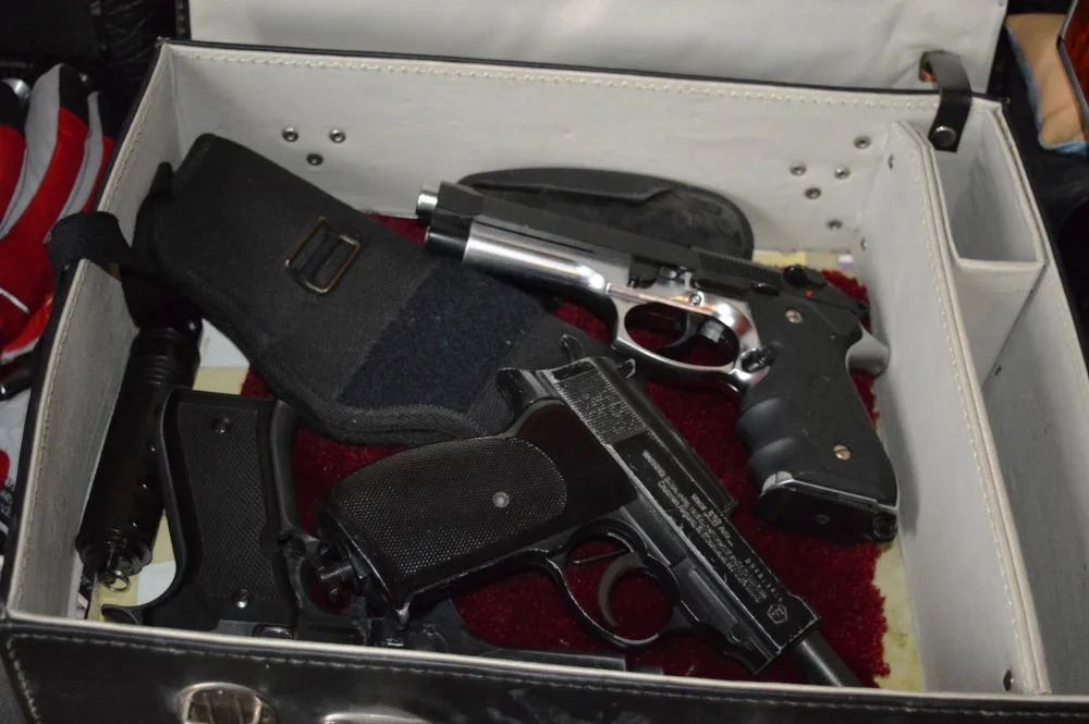 Podle policejního vyšetřovatele Daniela Hejdy bylo zadrženo zhruba deset zbraní.