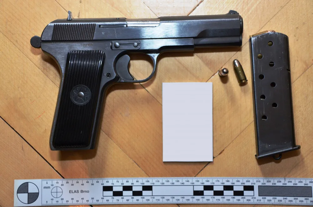 Podle policejního vyšetřovatele Daniela Hejdy bylo zadrženo zhruba deset zbraní.