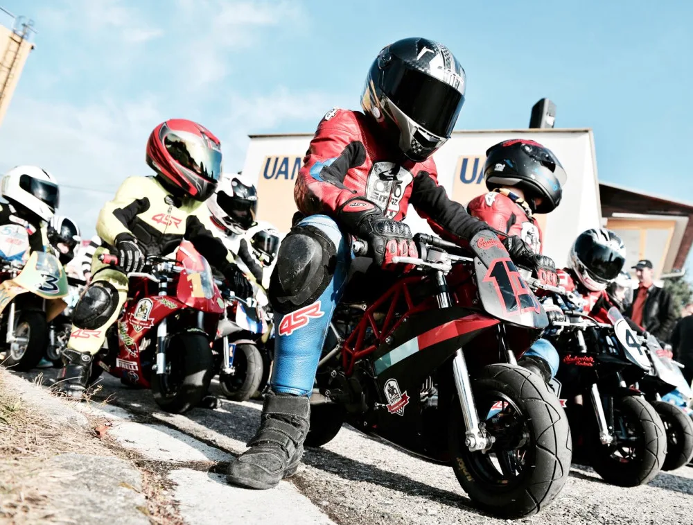 Čtyř až třináctiletí závodníci ze Smrž Academy se budou pronánět na motorkách přímo na trati v areálu výstaviště při simulovaných závodech při prvním budějckém motosrazu.