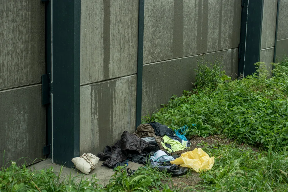 Ještě než stavbaři předali novou protihlukovou stěnu u výpadovky na Písek, která od frekventované čtyřproudové silnice odděluje sídliště Vltava v Budějcích, stačili ji "vyparádit" sprejeři. Je tam i nepořádek.