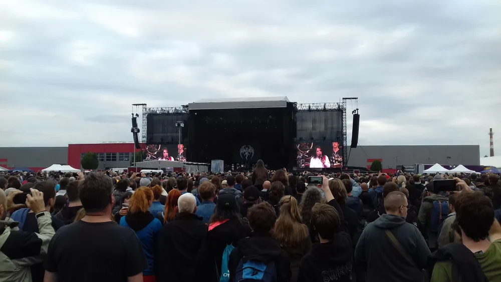 Ozzyho loučení? Metalová smršť ukazující důchoďáku prostředníček.