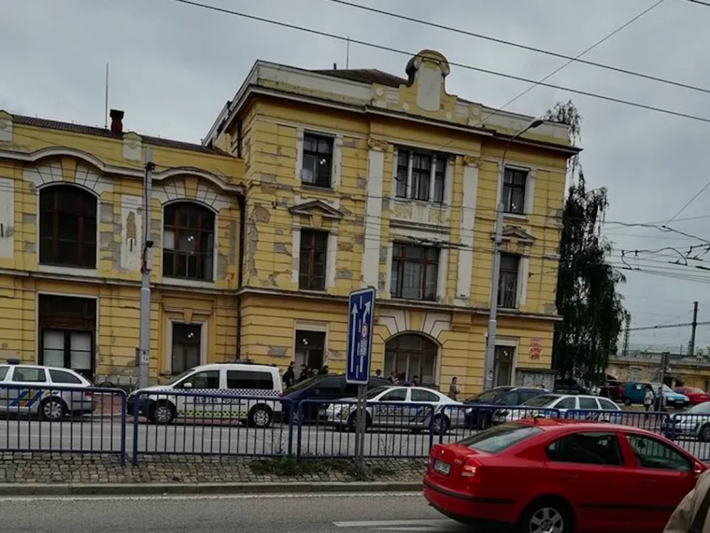 Na budějckém vlakovém nádraží zasahovala policie. Skupinka lidí tam bránila v odjezdu vlaku