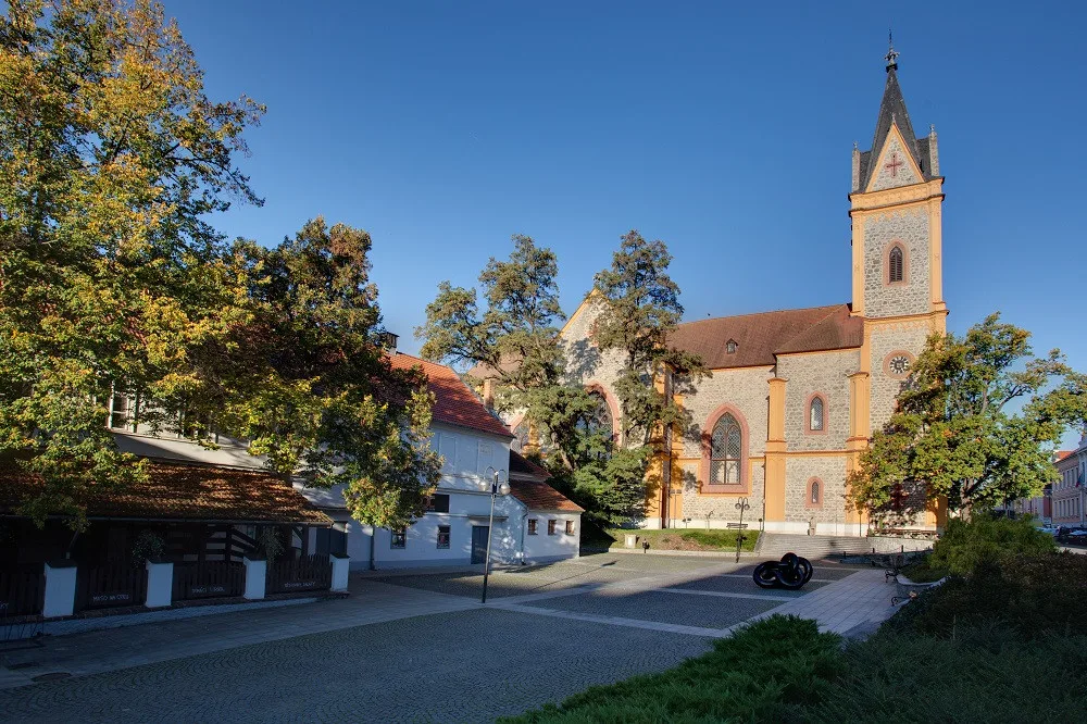 Náměstí v Hluboké nad Vltavou.