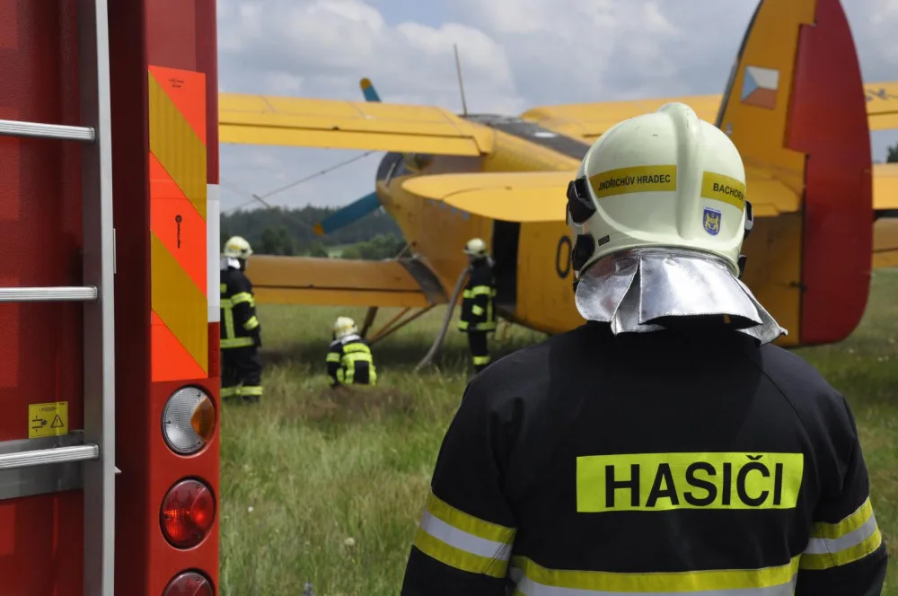 Jihočeští hasiči usedli do práškovacího letadla. Cvičili letecké hašení.