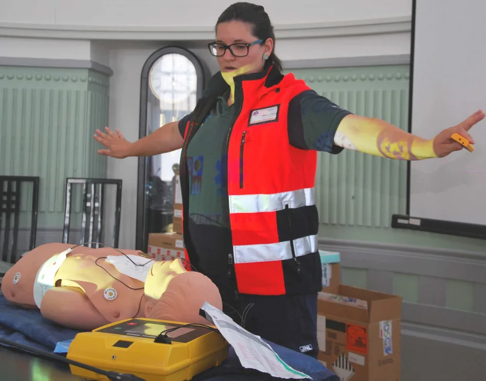 Externí defibrilátory mohou pomoci zachránit lidský život na dalších 15 místech Jihočeského kraje.