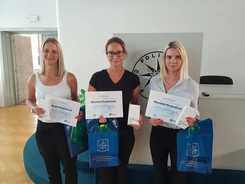 Sestry Petra, Martina a Markéta Prokešovy z Římova na Českobudějovicku byly oceněny titulem Gentleman silnic za záchranu životů při hromadné dopravní nehodě.