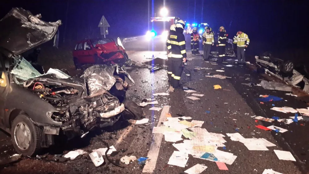 Lidský život vyhasl dnes, ve čtvrtek 11. ledna, při dopravní nehodě na hlavním tahu z Českých Budějovic do Rakouska. Při havárii pěti aut u Hubenova, mezi Kaplicí a Kaplicí nádraží, se dalších šest lidí zranilo.