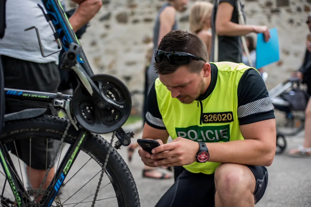 Bezpečně na kole je název dvoudenní krajské dopravně bezpečnostní policejní akce zaměřené na cyklisty na jihu Čech. Policejní cyklohlídka kontrolovala cyklisty v Českých Budějovicích.