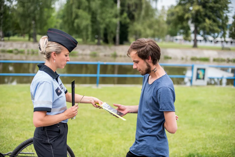 Bezpečně na kole je název dvoudenní krajské dopravně bezpečnostní policejní akce zaměřené na cyklisty na jihu Čech. Policejní cyklohlídka kontrolovala cyklisty v Českých Budějovicích.