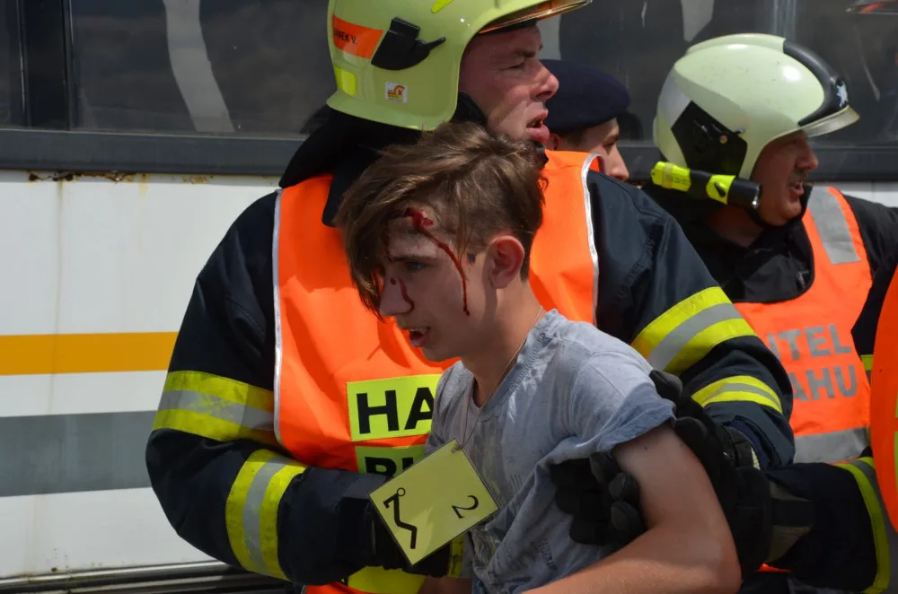 Hasiči, policisté a zdravotní záchranáři nacvičovali zásah u nehody autobusu.