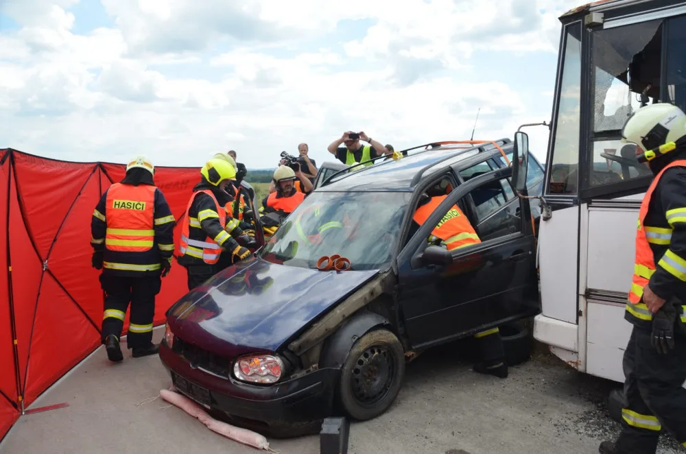 Hasiči, policisté a zdravotní záchranáři nacvičovali zásah u nehody autobusu.