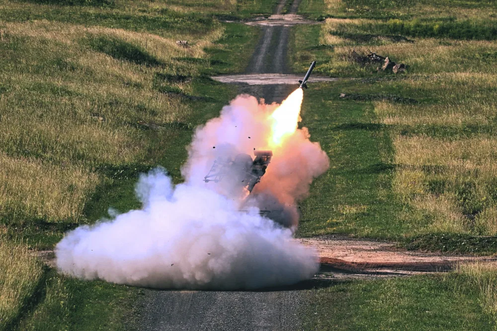 Výstřel rakety z protiletadlového raketového kompletu S-10M2D.