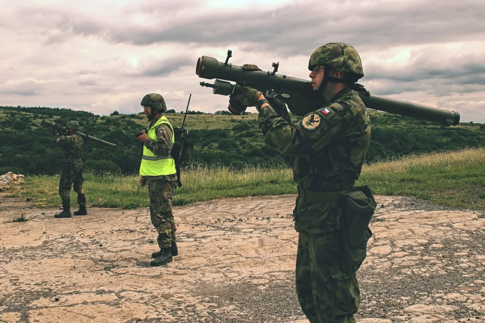 Vojáci během nácviku na bojové střelby z protiletadlových raketových kompletů S-2M.