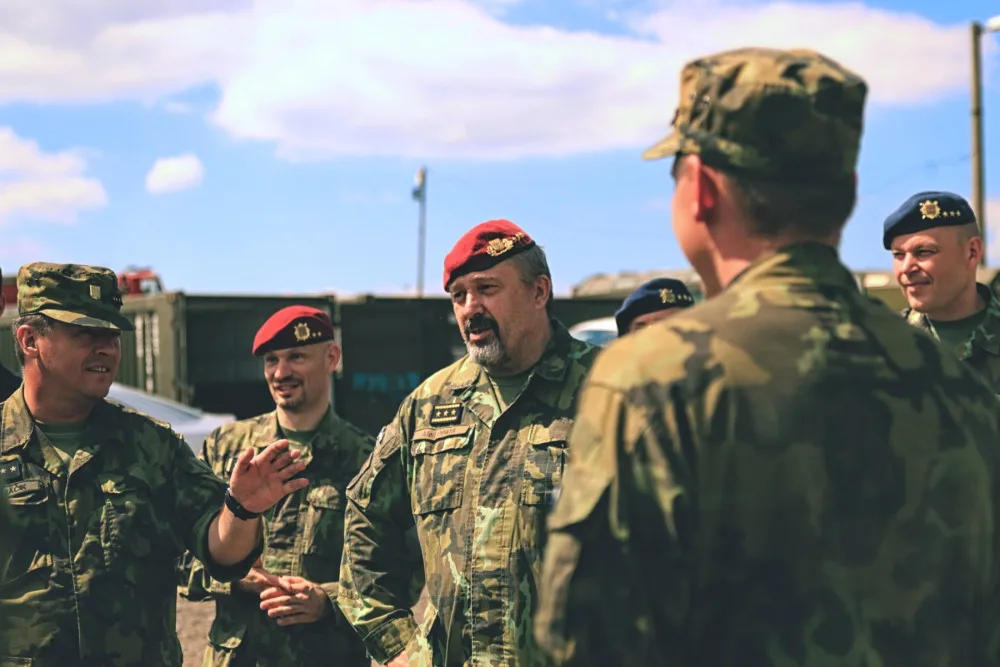 Vojáky při bojových střelbách navštívil náčelník Generálního štábu Armády ČR generálporučík Aleš Opata.