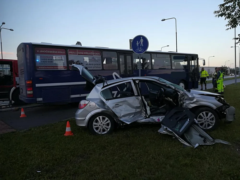Hasiči vyprošťovali tři zraněné.