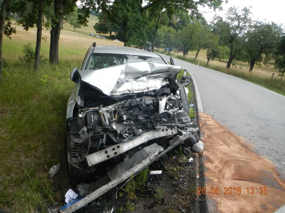 Tři zraněné osoby si vyžádala dopravní nehoda osobního automobilu a dodávky včera, ve středu 27. června.