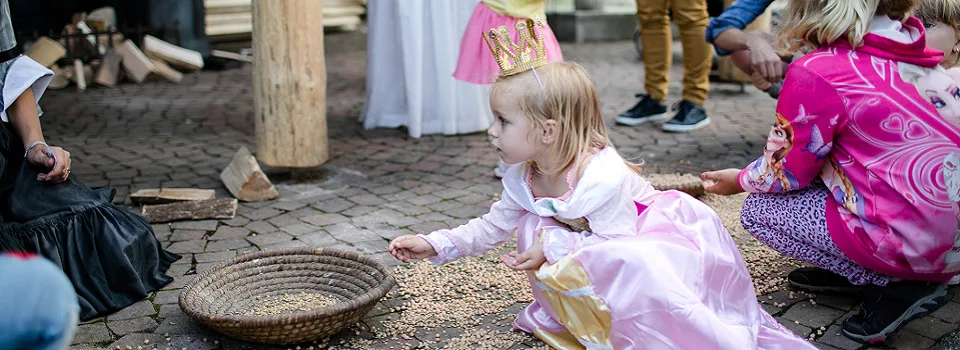 Nejen pro malé návštěvníky připravila Jihočeská zoologická zahrada v Hluboké nad Vltavou Večerní pohádkovou zoo.