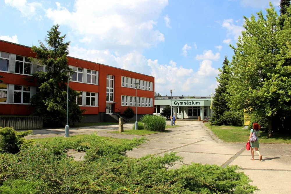 Studenti strakonického gymnázia jsou častými účastníky fyzikálních olympiád. Jejich snahu odměnila Nadace ČEZ částkou na 200 tisíc na vybavení přírodovědných učeben.